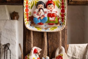 Керамічне панно-підвіска з петриківським розписом: Символ родини, єдності та любові у кожній деталі авторського витвору, що втілює традиції українського мистецтва