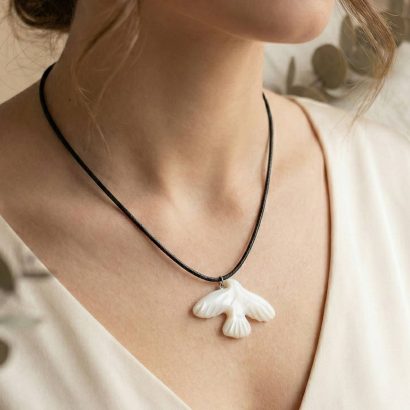 Жіночий кулон біла пташка горлиця з глини на шнурі