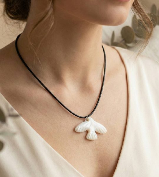 Жіночий кулон біла пташка горлиця з глини на шнурі