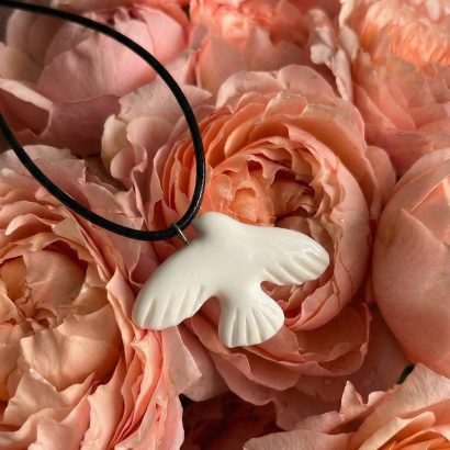 Жіночий кулон біла пташка горлиця з глини на шнурі