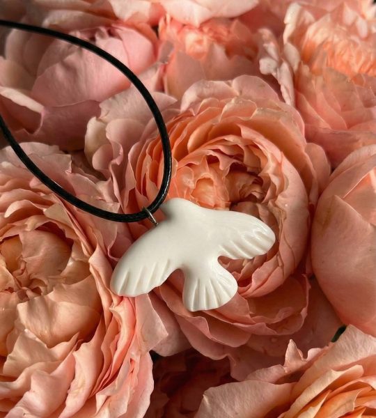 Жіночий кулон біла пташка горлиця з глини на шнурі