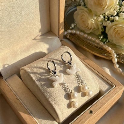 Сережки білі голубки полімерна глина та річкові перли