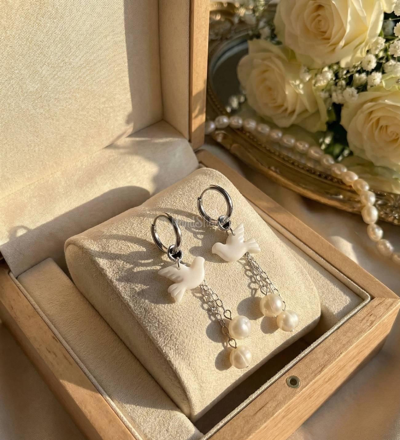 Сережки білі голубки полімерна глина та річкові перли Сережки білі голубки полімерна глина та річкові перли