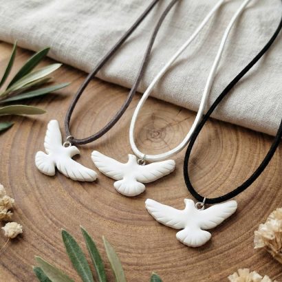 Стильний кулон голубка з глини, замшевий шнур на вибір!