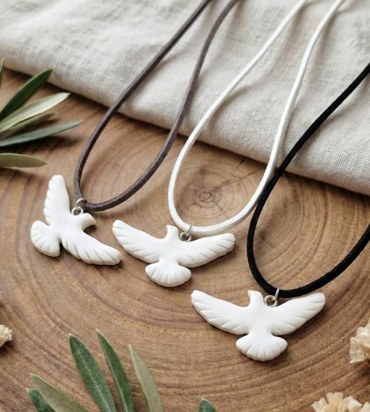 Стильний кулон голубка з глини, замшевий шнур на вибір!