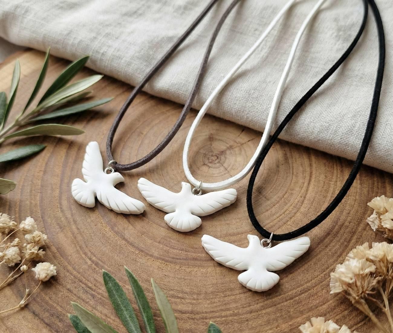Стильний кулон голубка з глини, замшевий шнур на вибір! Стильний кулон голубка з глини, замшевий шнур на вибір!