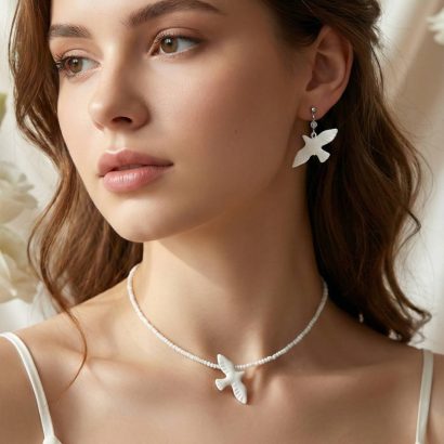 Кулон біла голубка з глини на ювелірному тросику, бісер