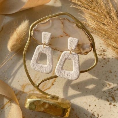 Стильні геометричні жіночі білі сережки з полімерної глини