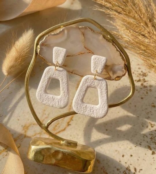 Стильні геометричні жіночі білі сережки з полімерної глини