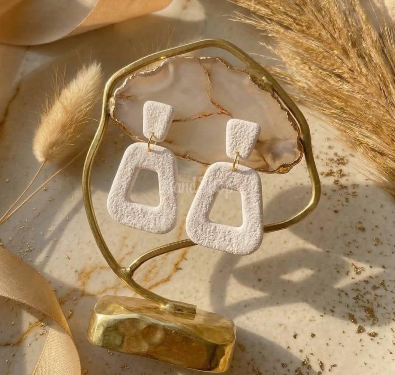 Стильні геометричні жіночі білі сережки з полімерної глини Стильні геометричні жіночі білі сережки з полімерної глини