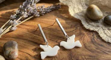 Народжені для миру» - витончені авторські сережки з білими голубками, створені з любов’ю вручну