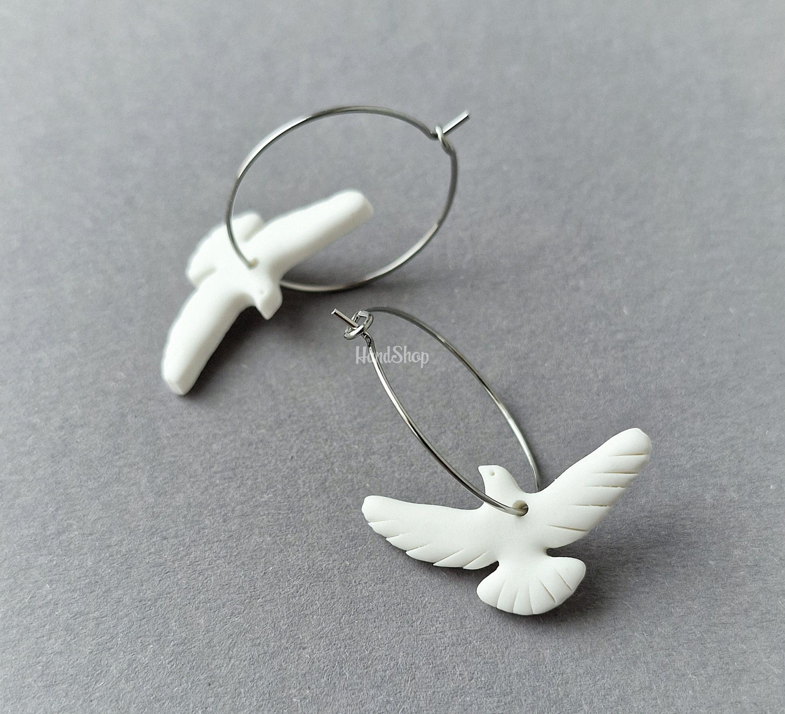 Сережки плашки білі голубки з полімерної глини кільця Сережки плашки білі голубки з полімерної глини кільця