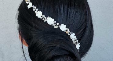 Вишукана краса: розкішна діадема з маленькими білими квітами з глини, створена для підкреслення вашої краси