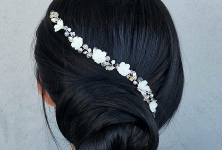 Вишукана краса: розкішна діадема з маленькими білими квітами з глини, створена для підкреслення вашої краси