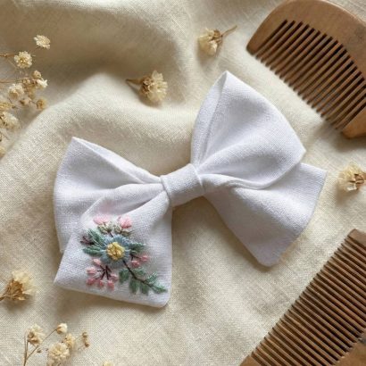 Білий бантик для волосся дитячий ручна вишивка квіточки