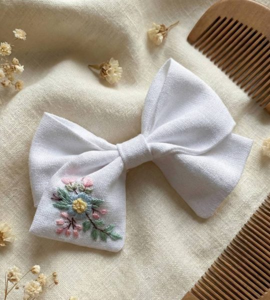 Білий бантик для волосся дитячий ручна вишивка квіточки