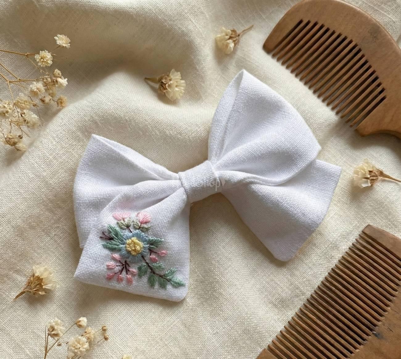 Білий бантик для волосся дитячий ручна вишивка квіточки Білий бантик для волосся дитячий ручна вишивка квіточки