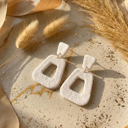 Стильні геометричні жіночі білі сережки з полімерної глини