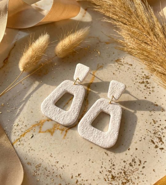 Стильні геометричні жіночі білі сережки з полімерної глини