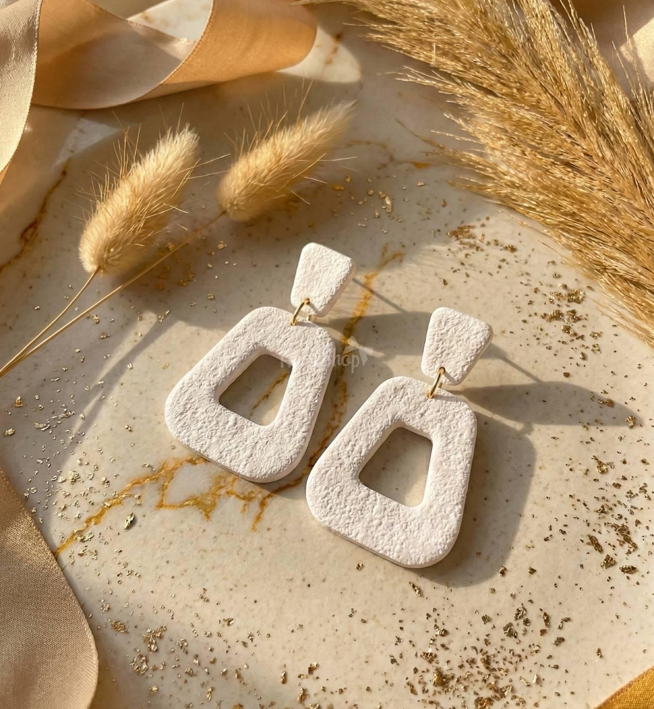 Стильні геометричні жіночі білі сережки з полімерної глини Стильні геометричні жіночі білі сережки з полімерної глини