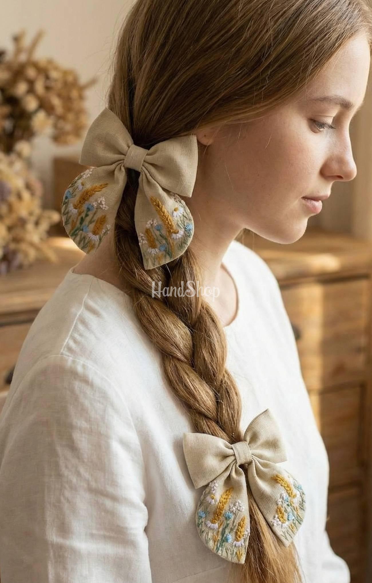 Пара бантів для волосся польові квіти ручна вишивка, 2 шт Пара бантів для волосся польові квіти ручна вишивка, 2 шт