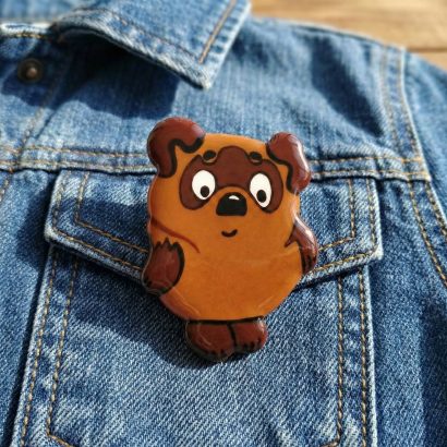 Дерев'яна сувенірна дитяча брошка вінні пух ручний розпис