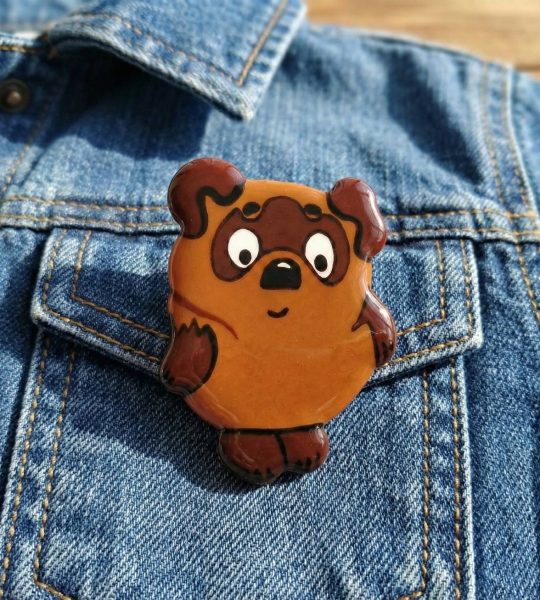 Дерев'яна сувенірна дитяча брошка вінні пух ручний розпис