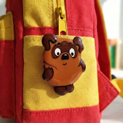 Дерев'яна сувенірна дитяча брошка вінні пух ручний розпис