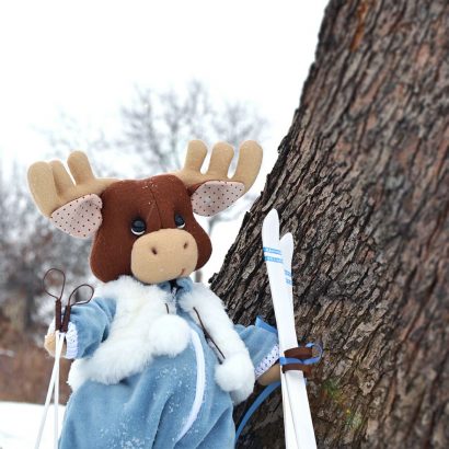 Игрушка мягкая лось в комбинезоне с лыжами