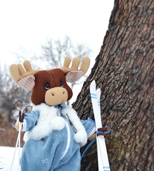 Игрушка мягкая лось в комбинезоне с лыжами