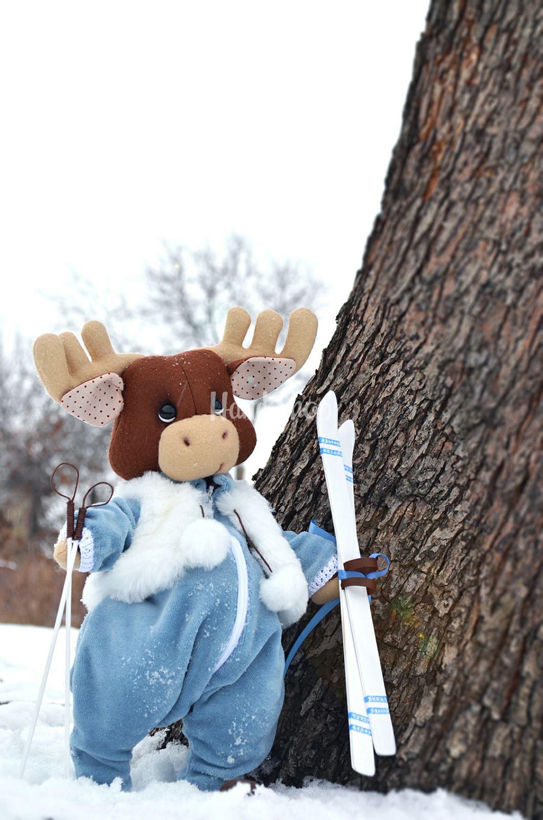 Игрушка мягкая лось в комбинезоне с лыжами Игрушка мягкая лось в комбинезоне с лыжами