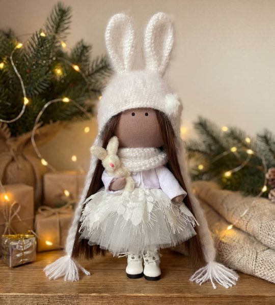 Різдвяна лялька зайчик у білій пишній сукні сувенір 2026