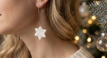 Ексклюзивні сережки-сніжинки ручної роботи з полімерної глини - жіночний аксесуар для святкового та повсякденного образу Ексклюзивні сережки-сніжинки ручної роботи з полімерної глини - жіночний аксесуар для святкового та повсякденного образу