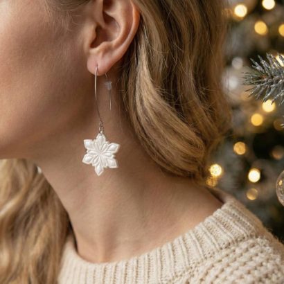 Жіночі святкові зимові сережки білі сніжинки полімерна глина