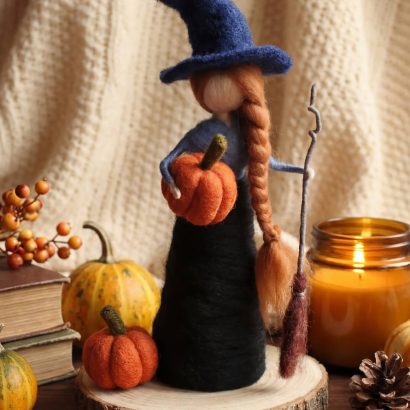 Лялька відьма оберіг на дерев’яній підставці Halloween