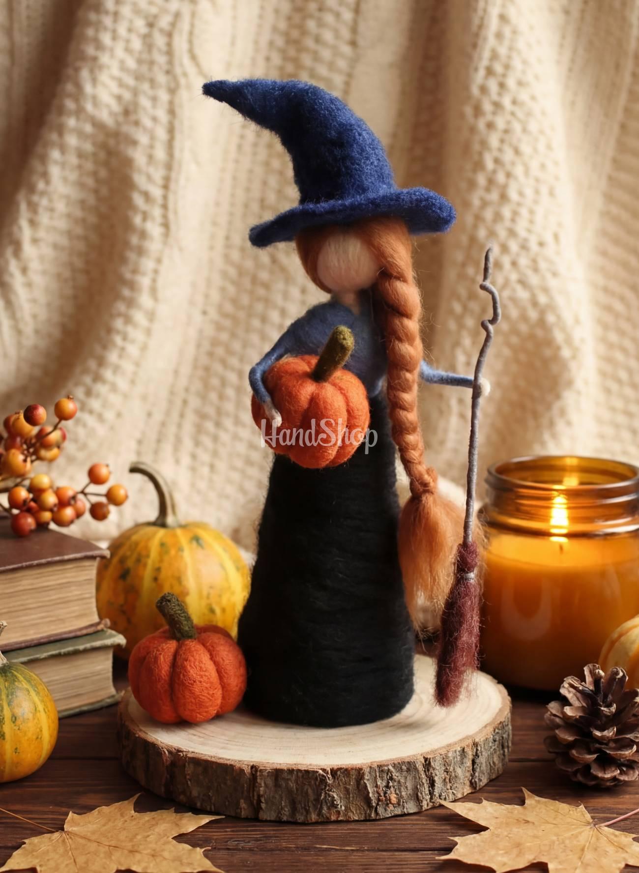 Лялька відьма оберіг на дерев’яній підставці Halloween Лялька відьма оберіг на дерев’яній підставці Halloween