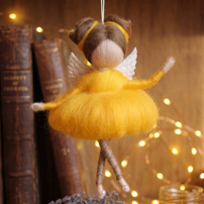 Лялечка підвіска ангел з вовни в пишній жовтій сукні