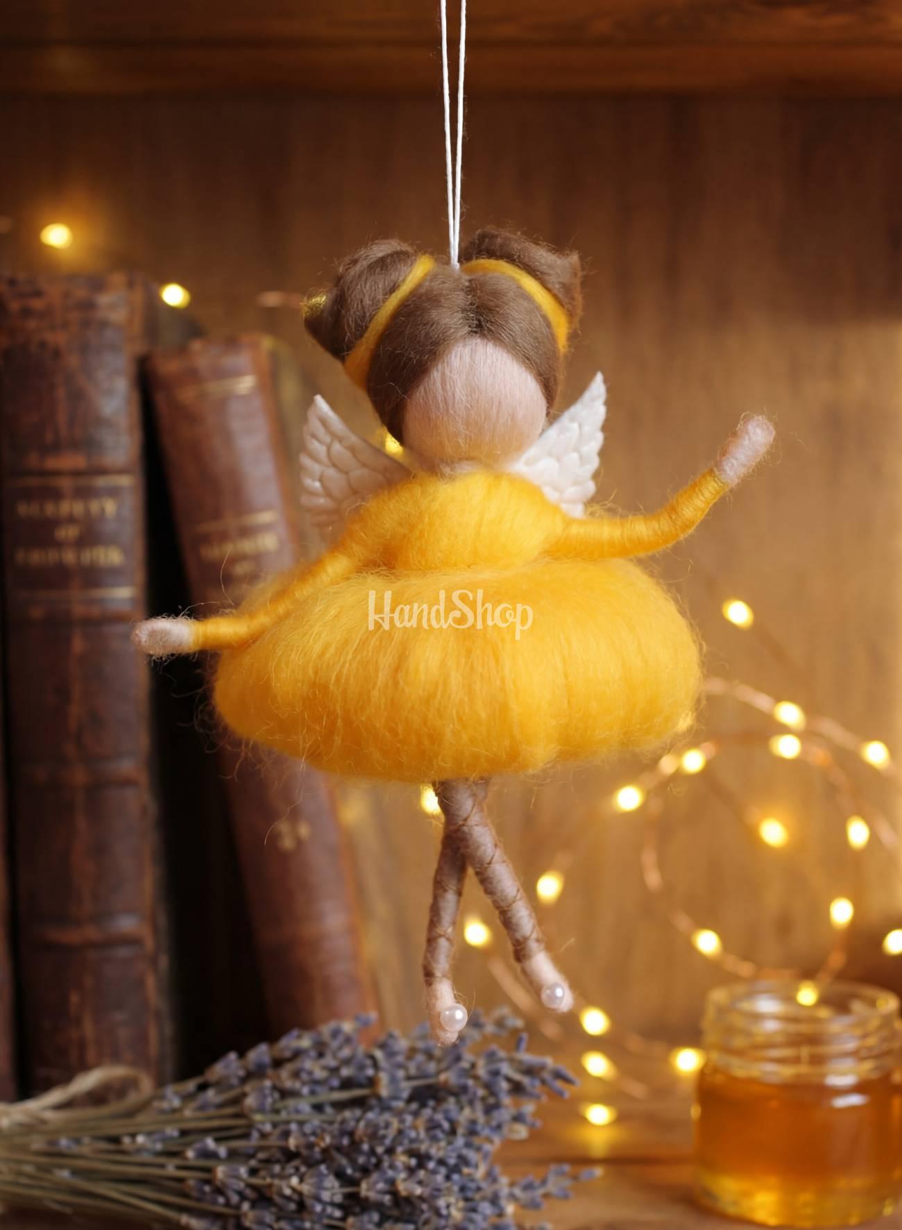 Лялечка підвіска ангел з вовни в пишній жовтій сукні Лялечка підвіска ангел з вовни в пишній жовтій сукні