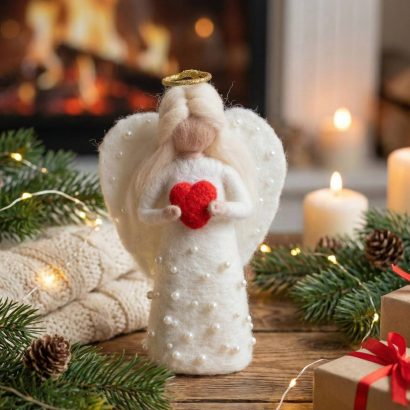 Лялька валентинка ангел в сукні з сердечком на підставці