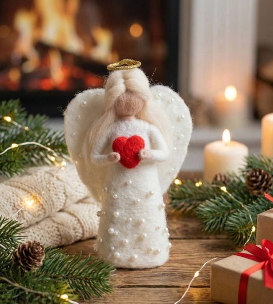 Лялька валентинка ангел в сукні з сердечком на підставці