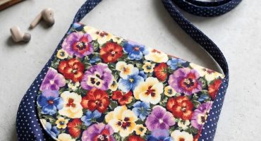 Елегантна авторська сумочка через плече з квітковим принтом фіалок - для ваших прогулянок з особливим шармом