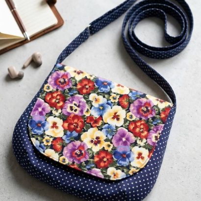 Жіноча сумочка з довгою шлейкою на кнопці з тканина квіти фіалки