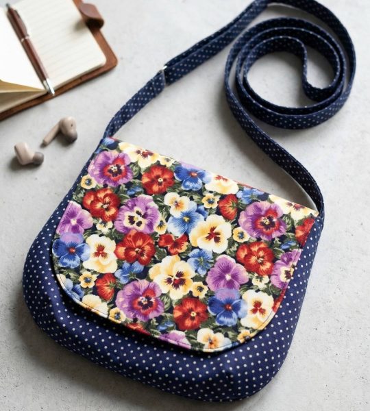 Жіноча сумочка з довгою шлейкою на кнопці з тканина квіти фіалки