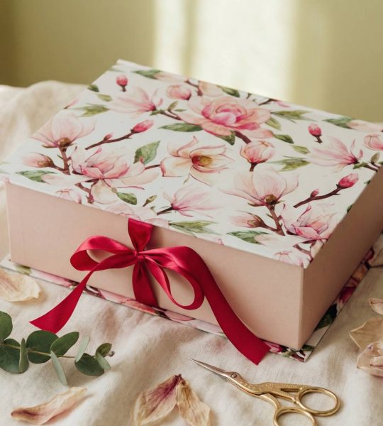 Велика подарункова коробка магнолії для одягу, солодощів, пляшок