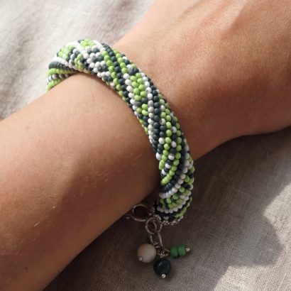 Жіночий браслет із бісеру зелений у стилі печворк