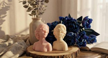 Авторська свічка-скульптура дівчина з квітами на очах з натурального соєвого воску - для вечорів без слів і зайвих думок