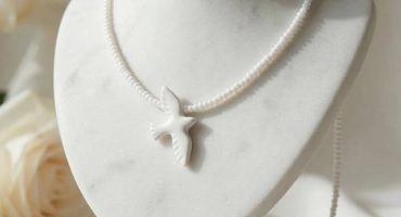 Весняний тренд прикрас: чокер з білим бісером та пташкою голубкою миру з полімерної глини Весняний тренд прикрас: чокер з білим бісером та пташкою голубкою миру з полімерної глини