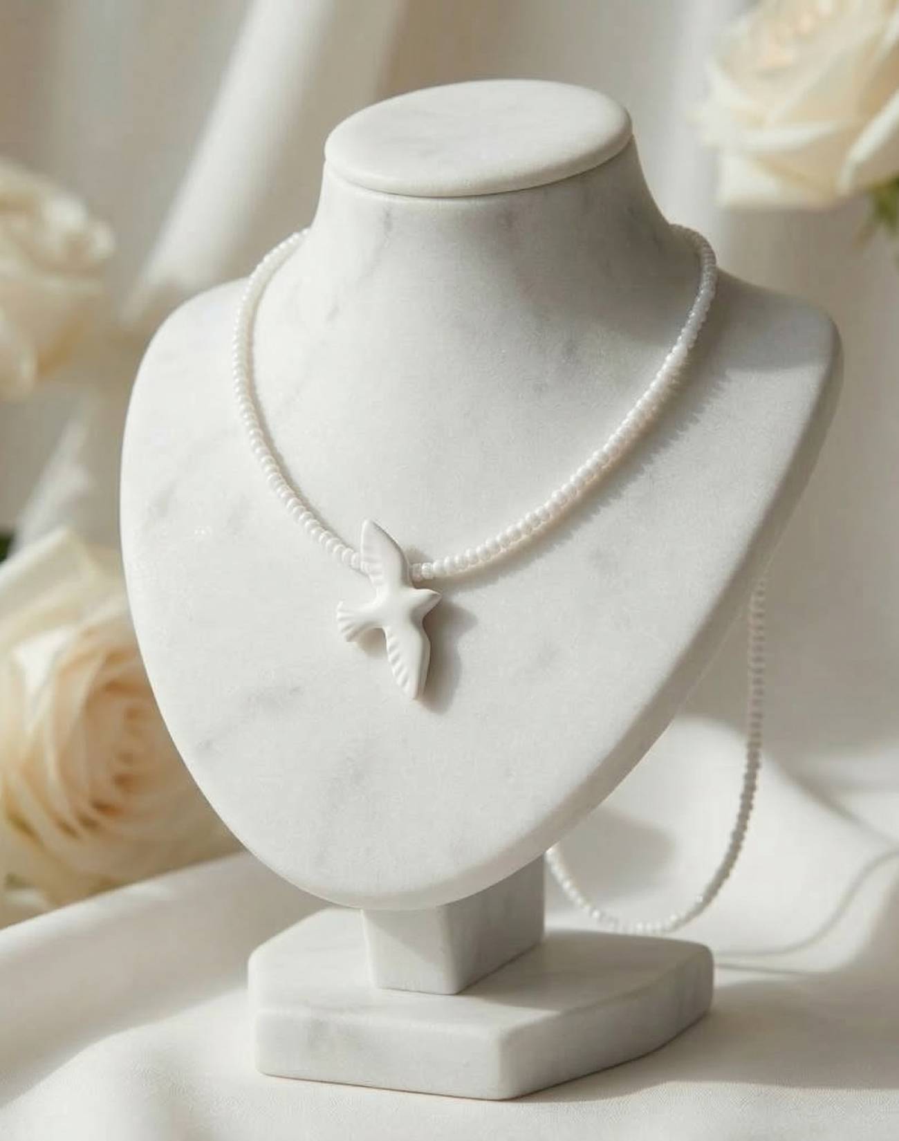 Весняний тренд прикрас: чокер з білим бісером та пташкою голубкою миру з полімерної глини