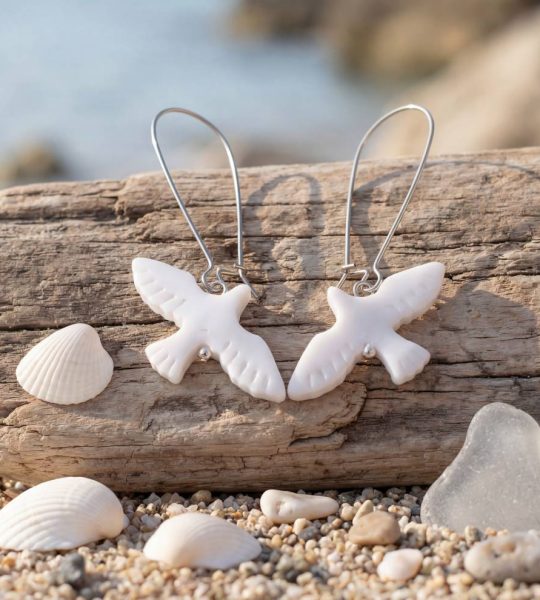 Жіночі сережки білі голубки миру з полімерної глини