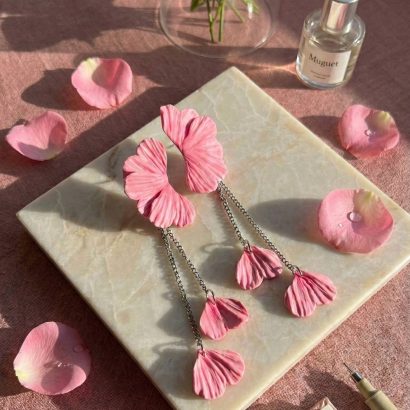 Авторські довгі сережки рожеві пелюстки полімерна глина
